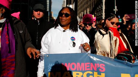 Whoopi Goldberg attends the Womens March on New York City on January 20, 2018 in New York City. / AFP PHOTO / KENA BETANCUR        (Photo credit should read KENA BETANCUR/AFP/Getty Images)