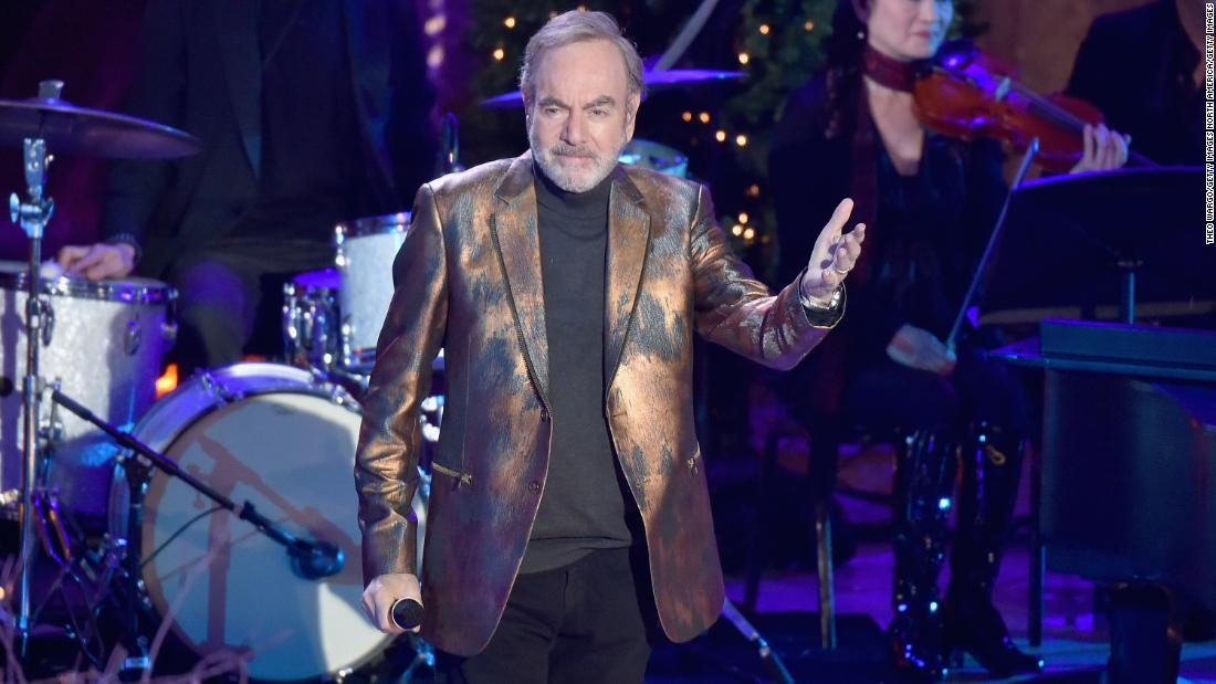 Neil Diamond Performs at Benefit Two Years After Retiring Due to