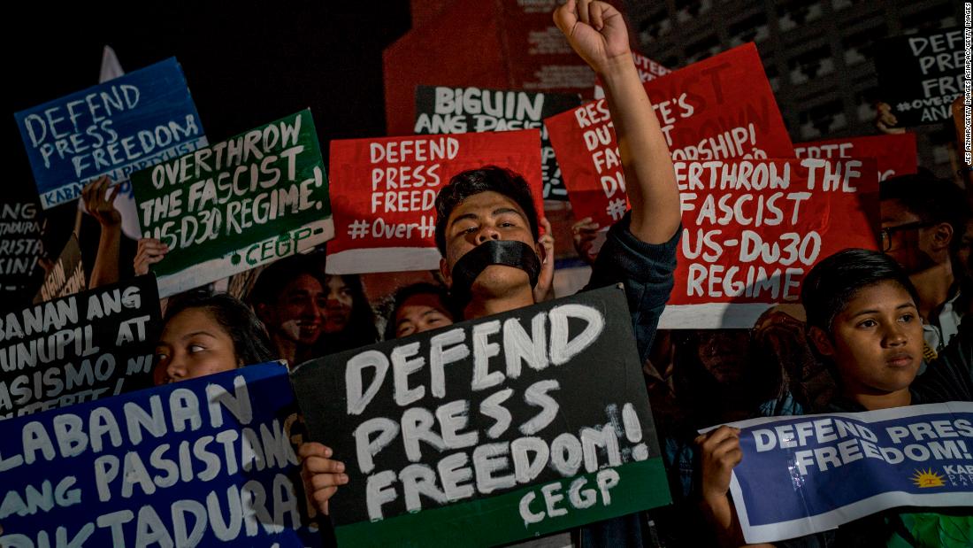 Journalists and activists stage a protest calling to defend press freedom on January 19, 2018, in Quezon City, Metro Manila, Philippines following the SEC decision to withdraw Rappler&#39;s license.