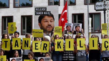 Amnesty activists protest against Kılıç&#39;s detention in front of the Turkish embassy in Berlin last June.