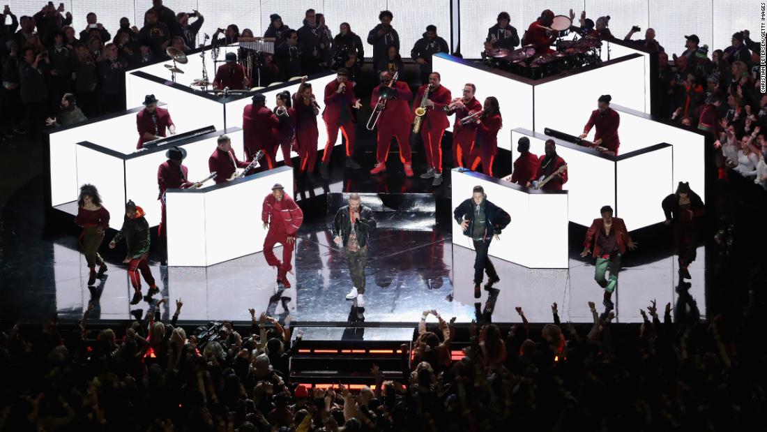 Fans surround the stage in the middle of the stadium.