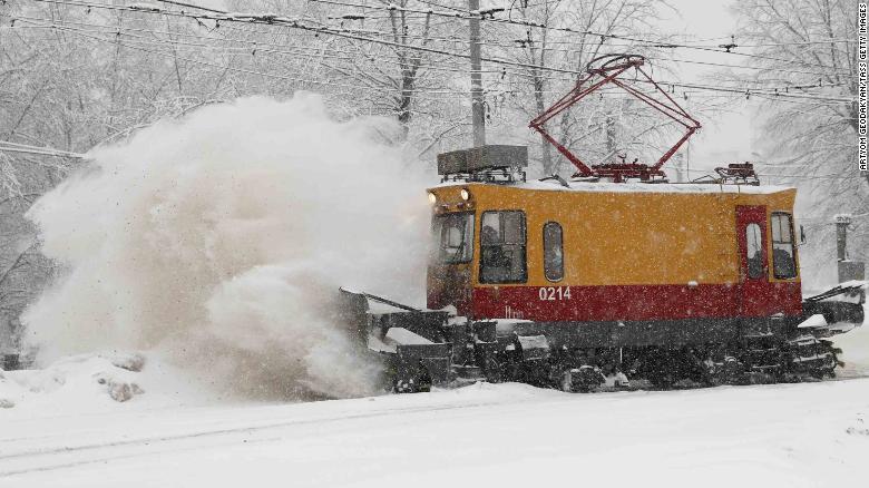 Ένα κομμάτι του τραμ απομακρύνεται από το χιόνι.