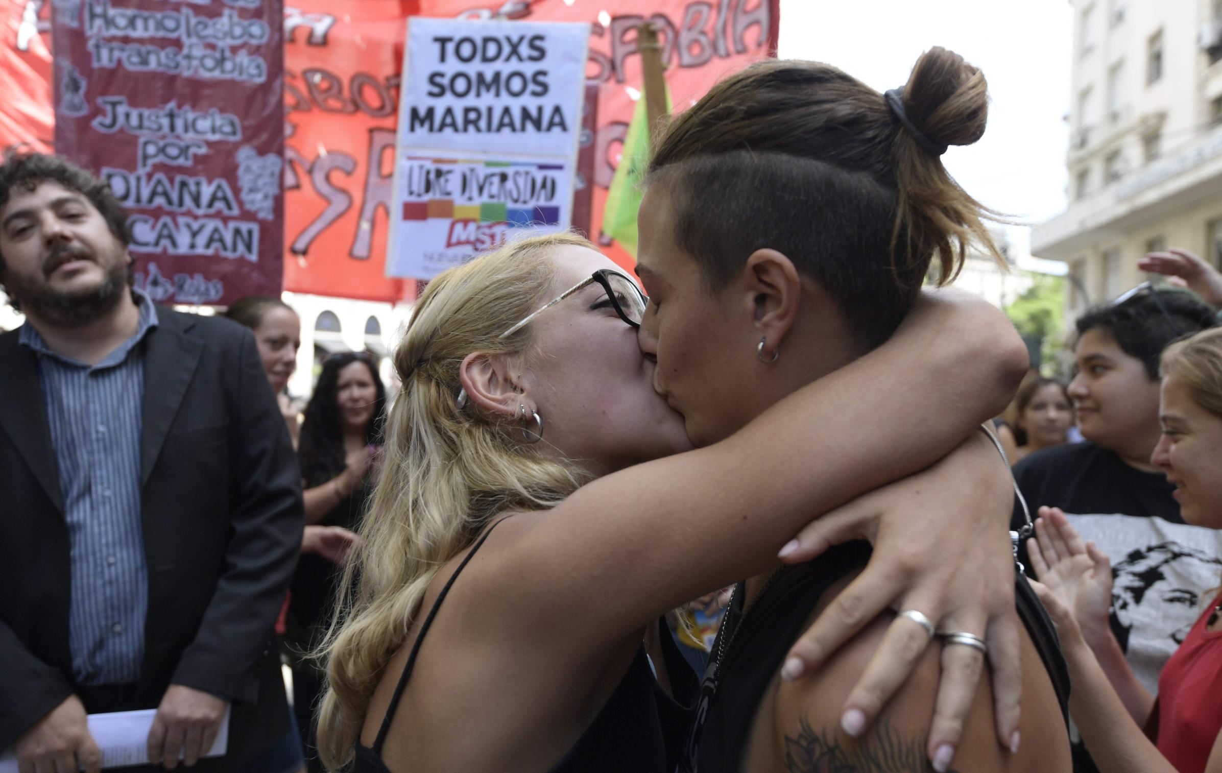 La comunidad LGBT protesta con besos frente a tribunales argentinos