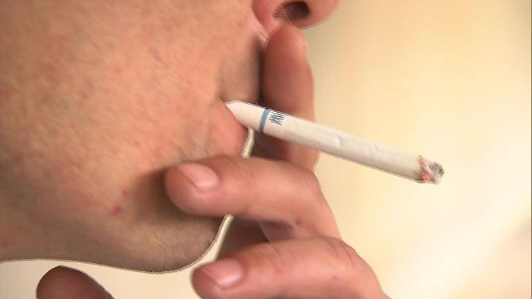 Quienes lían sus cigarrillos fuman menos pero inhalan más nicotina