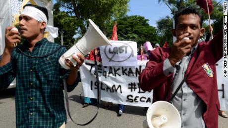 A group of Muslim protesters march with banners against the lesbian, gay, bisexual and transgender (LGBT) community in Banda Aceh on Decmber 27, 2017. 
There has been a growing backlash against Indonesia&#39;s small lesbian, gay, bisexual and transgender (LGBT) community over the past year, with ministers, hardliners and influential Islamic groups lining up to make anti-LGBT statements in public. / AFP PHOTO / Chaideer MAHYUDDIN        (Photo credit should read CHAIDEER MAHYUDDIN/AFP/Getty Images)