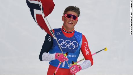 TOPSHOT - Norway&#39;s Johannes Hoesflot Klaebo crosses the finish line to win gold in the men&#39;s 4x10kms classic freestyle cross country relay at the Alpensia cross country ski centre during the Pyeongchang 2018 Winter Olympic Games on February 18, 2018 in Pyeongchang.  / AFP PHOTO / FRANCK FIFE        (Photo credit should read FRANCK FIFE/AFP/Getty Images)