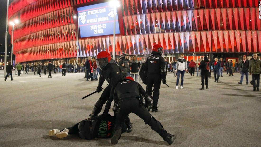 Police Officer Dies After Clashes At Athletic Bilbao Vs Spartak Moscow Game Cnn
