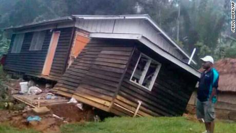 Papua Yeni Gine'de 7.5 büyüklüğündeki depremde en az 20 kişi hayatını kaybetti.