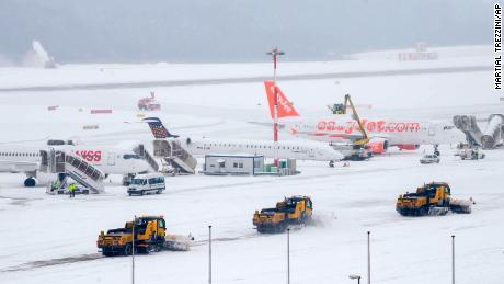 Weather delays: Snow warnings cause flight delays, cancellations, as ...