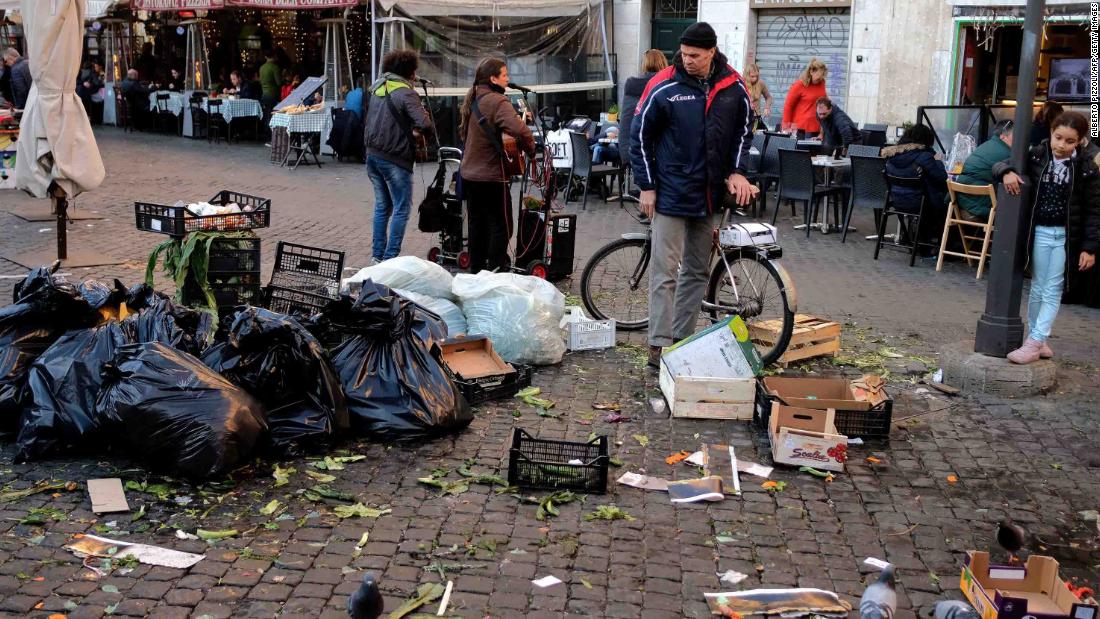 Roma ha sofferto di una cronica questione di raccolta rifiuti dalla vigilia di Natale.