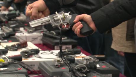 El derecho de portar armas de fuego para defenderse - CNN Video