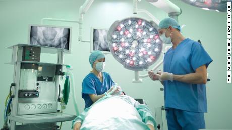 More men, younger Americans having joint replacement surgery