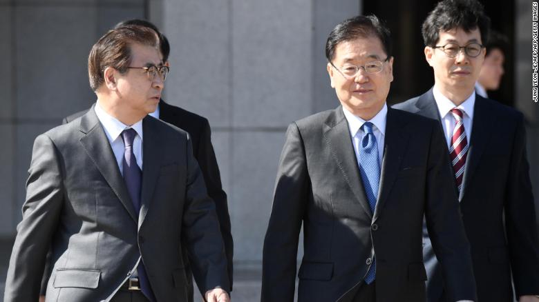 Chung Eui-yong (second from the right), head of the presidential National Security Office, and Suh Hoon (left), the chief of the South&#39;s National Intelligence Service, talk before leaving for Pyongyang Monday.