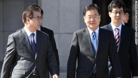 Chung Eui-yong (second from the right), head of the presidential National Security Office, and Suh Hoon (left), the chief of the South's National Intelligence Service, talk before leaving for Pyongyang Monday.