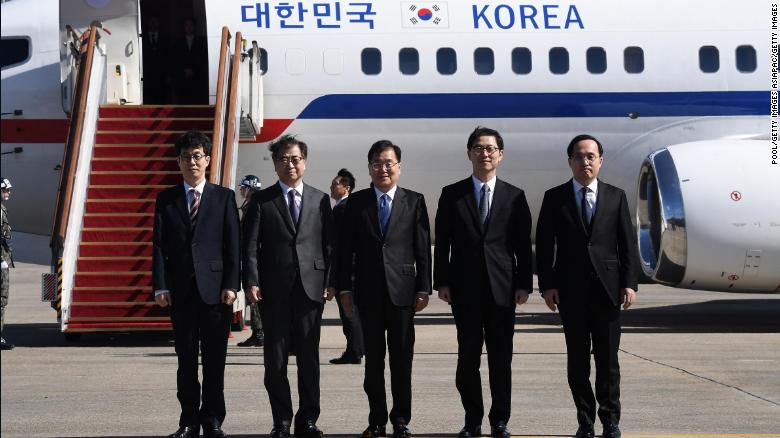 Chung Eui-yong (center), head of the presidential National Security Office, Suh Hoon (second left), the chief of the South&#39;s National Intelligence Service, and others pose before boarding an aircraft as they leave for Pyongyang at a military airport on Monday.