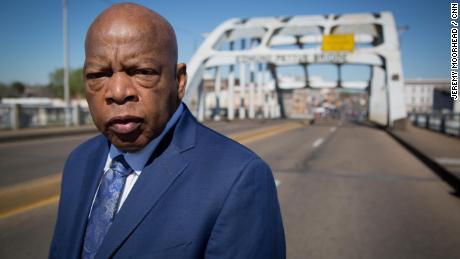 El congresista John Lewis en el puente Edmund Pettus en Selma, Alabama.