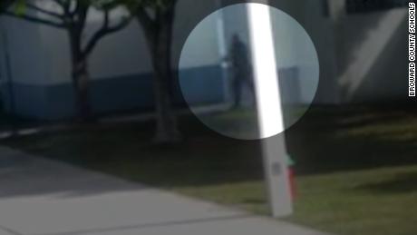 Video shows officer didn&#39;t go inside Parkland 