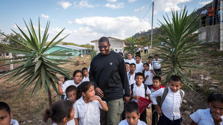 NFL player Kelvin Beachum Jr. with students from World Vision's Agua Blanca project and peer-to-peer tutoring program in San Juan, Honduras in 2016. 