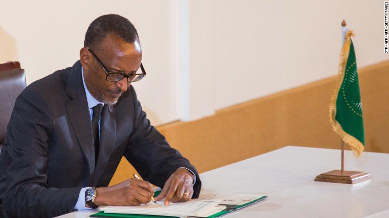 Rwanda&#39;s President Paul Kagame signs an agreement for establishing the African Continental Free Trade Area.