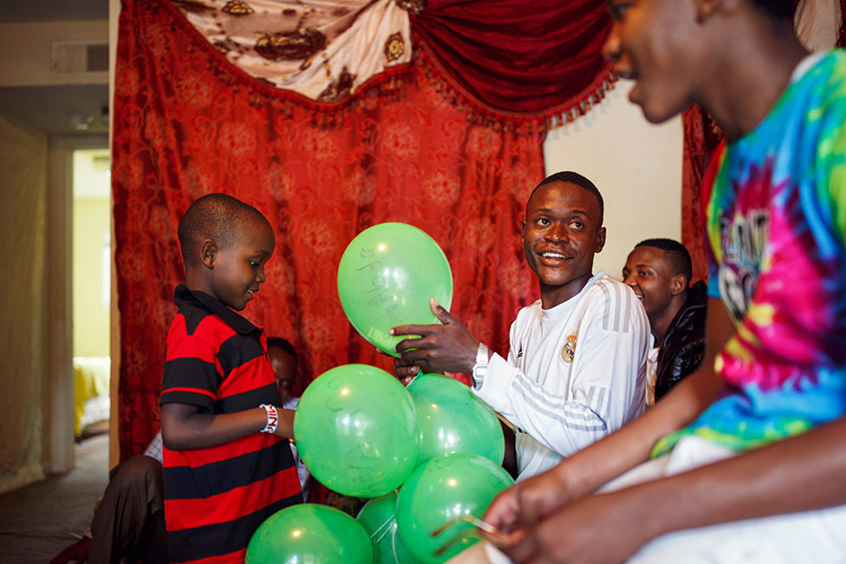 Abdalla&#39;s children filled balloons with money to welcome their oldest brother, Ramadhan, to the United States. The day before, the family panicked when they heard fireworks for the first time. (Melissa Golden/Redux for CNN)