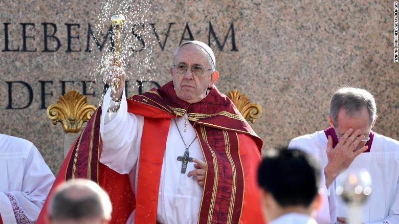 Pope Francis blesses attendees and palm leaves during at St Peter&#39;s square on March 25, 2018