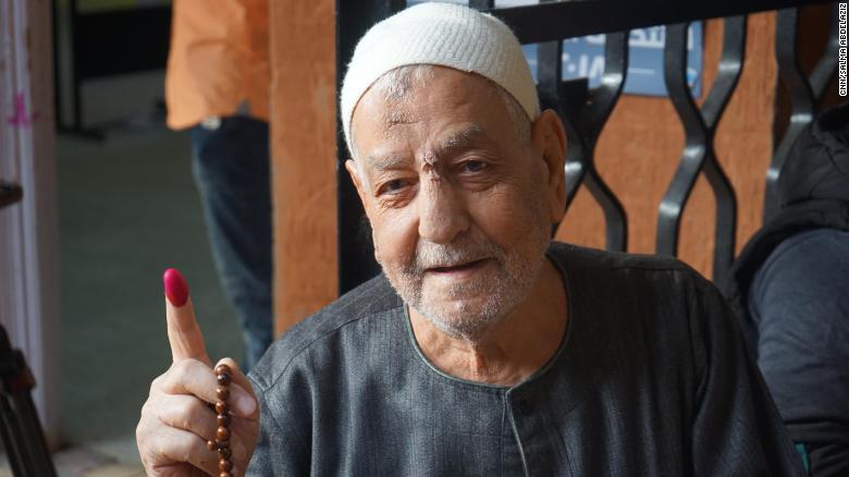 An elderly voter shows his ink-stained finger after voting in Cairo&#39;s Gamalya, the neighborhood where Sisi was born.