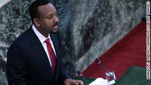 Ang parliamento sa Ethiopia nanumpa sa bag-ong punong ministro