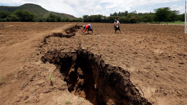 A crack has appeared in Kenya that is thought to be the result of gliding plate tectonics. 