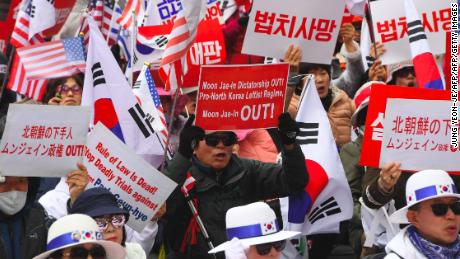 Supporters of South Korea&#39;s former president Park Geun-hye hold a rally demanding her release outside the Seoul Central District Court in Seoul on April 6, 2018.
