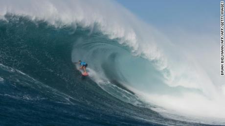 Hawaiian surfer Billy Kemper surfs a big wave at Jaws, off the coast of the Maui Island in Hawai to win the Peahi Challenge 2016, on November 11, 2016. Kemper won the challenge for the second consecutive year. 
Also known as &quot;Jaws,&quot; Pe&#39;ahi is on the northern coastline of Maui and can produce waves that are upwards of 60 feet (18 meters).  / AFP / Brian BIELMANN / RESTRICTED TO EDITORIAL USE        (Photo credit should read BRIAN BIELMANN/AFP/Getty Images)
