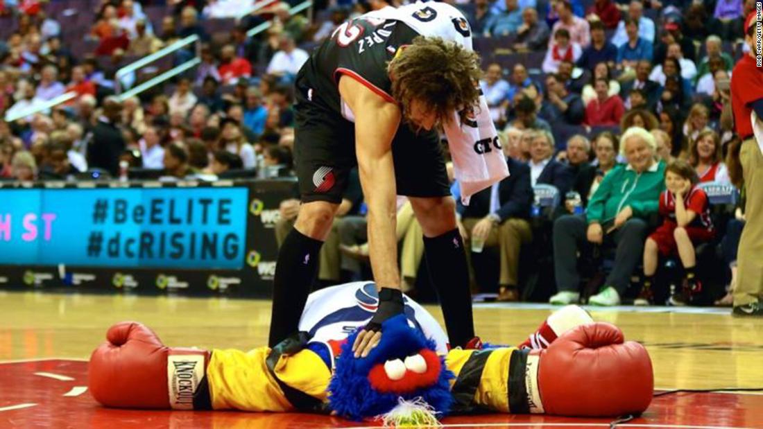 Why Does The Nba S Robin Lopez Keep Fighting With Team Mascots Eclipse Comics - 27 roblox usa à¸§ à¸˜ à¹€à¸‚ à¸² group playpoint à¹€à¸ž à¸­à¹€à¸• à¸¡ robux à¹à¸šà¸šà¹ƒà¸«à¸¡