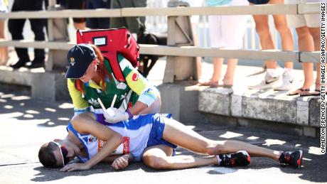 GOLD COAST, AUSTRALIA - APRIL 15:  Callum Hawkins of Scotland is given assistance as he collapses in the Men&#39;s marathon on day 11 of the Gold Coast 2018 Commonwealth Games at Southport Broadwater Parklands on April 15, 2018 on the Gold Coast, Australia.  (Photo by Cameron Spencer/Getty Images)