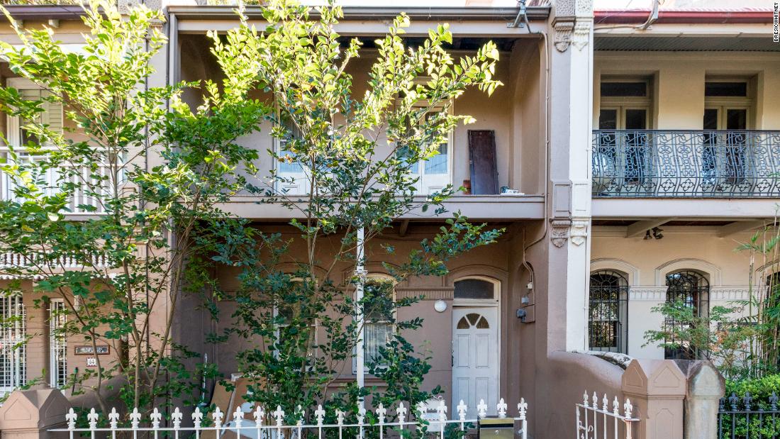 Auctioneer Clarence White explained that &quot;recent form on the street&quot; suggested that a &quot;well-renovated home&quot; in this location would be worth upwards of two million Australian dollars ($1.5 million). 