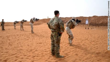 A US Special Operations Soldiers observes as a Senegalese Soldier shoots during close quarters battle training April 14, 2018 at Tahoua, Niger. (US Army photo by SPC. Britany A. Slessman)