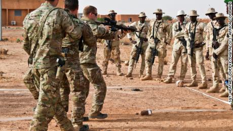 US Army Special Forces Operational Detachment-Alpha Soldiers in 3rd Special Forces Group (Airborne) train Senegal Soldiers on how to clear a room in a glass house during the Flintlock 2018 military exercise in Tahoua, Niger, April 13, 2018. (US Army photo by Sgt. Heather Doppke/79th Theater Sustainment Command)