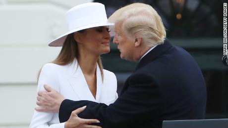 WASHINGTON, DC - APRIL 24:  U.S President Donald Trump, kisses U.S. first lady Melania during an arrivalceremony for French President Emmanuel Macron, French first lady Brigitte Macron, at the White House April 24, 2018 in Washington, DC. Trump is hosting Macron for a two-day official visit that includes dinner at George Washington&#39;s Mount Vernon, a tree planting on the White House South Lawn and a joint news conference.  (Photo by Mark Wilson/Getty Images)