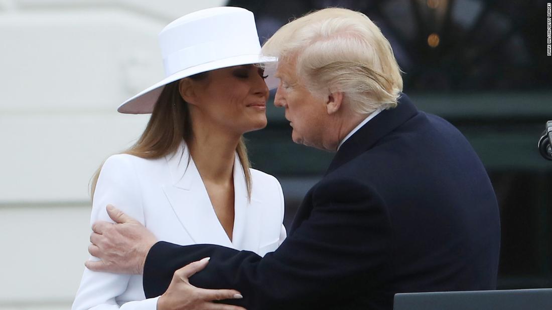 Melania Trump subastará su sombrero blanco y otros artículos con una oferta mínima de $250,000