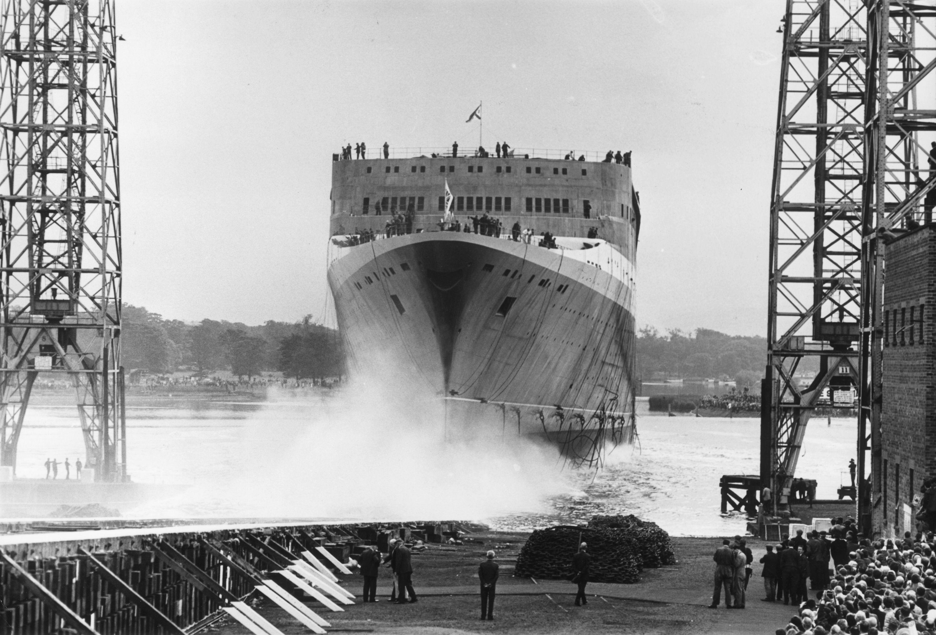 Qe 2. Трансатлантические лайнеры 20 века. Титаник на верфи. Лайнеры 19 века. Королева Атлантики.