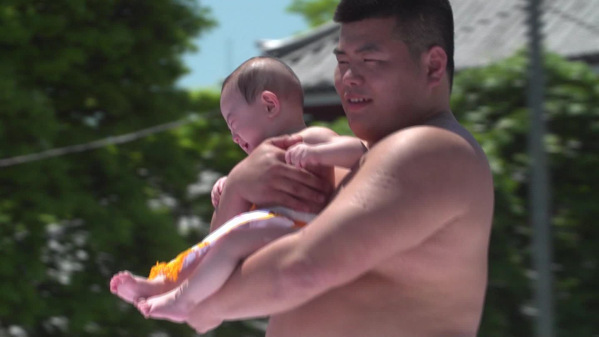 La Mision De Estos Luchadores De Sumo Es Hacer Llorar A Tu Bebe Cnn Video