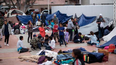 Some migrants start asylum requests, but dozens from the caravan are still in tents  