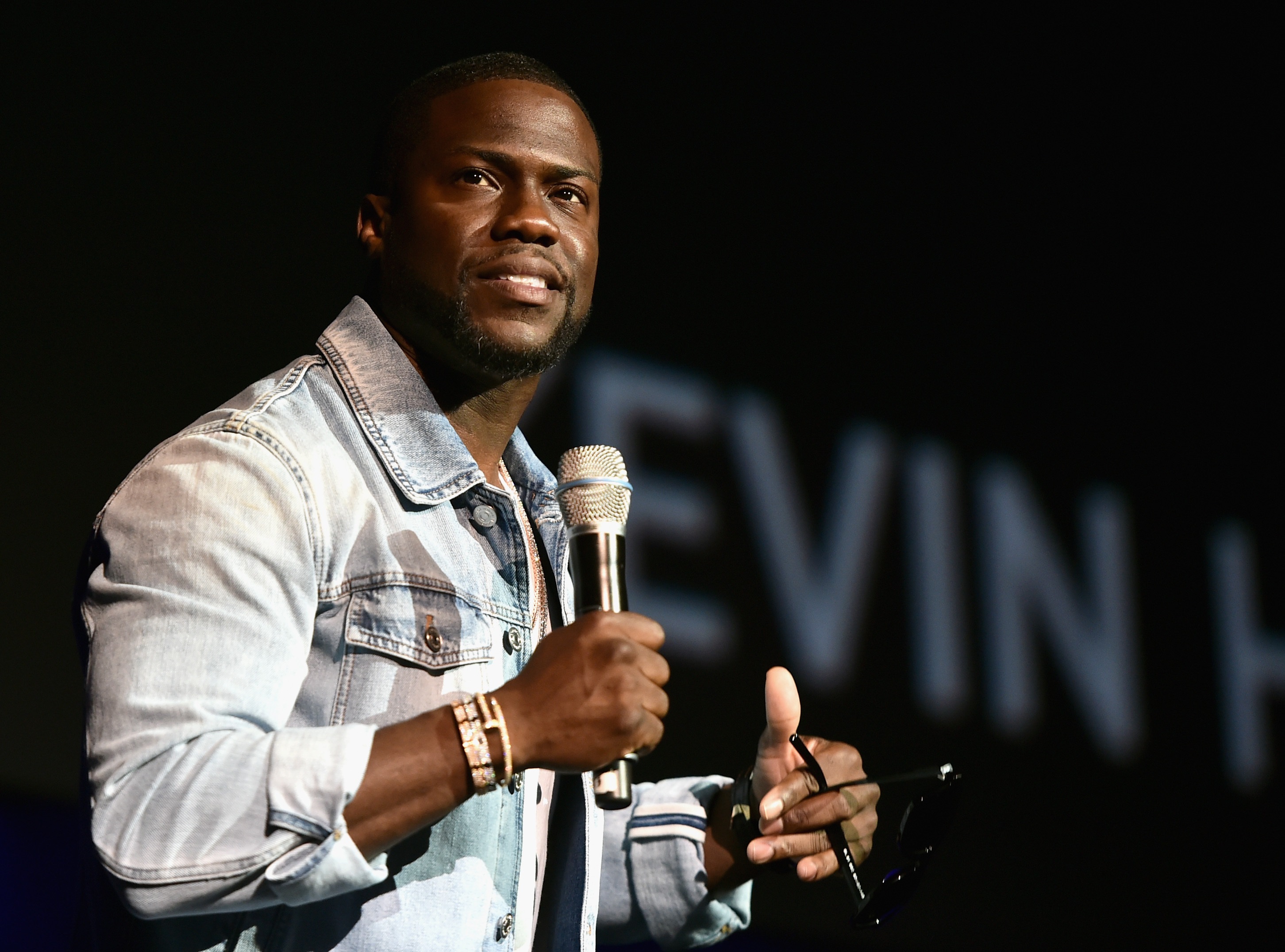 Kevin Hart Says He Won T Host Oscars After Furor Over Homophobic Tweets