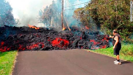 neidentifikovaný muž se přiblíží k proudu lávy na silnici v pondělí poblíž Pahoa na Hawaiiapos;velký ostrov. 