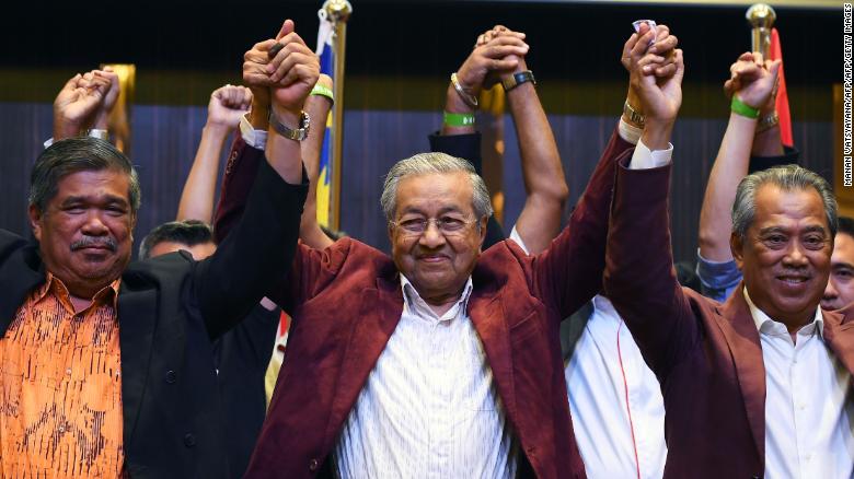 Former Malaysian prime minister and opposition candidate Mahathir Mohamad (center) celebrates with his coalition leaders during a press conference in Kuala Lumpur on early May 10, 2018.