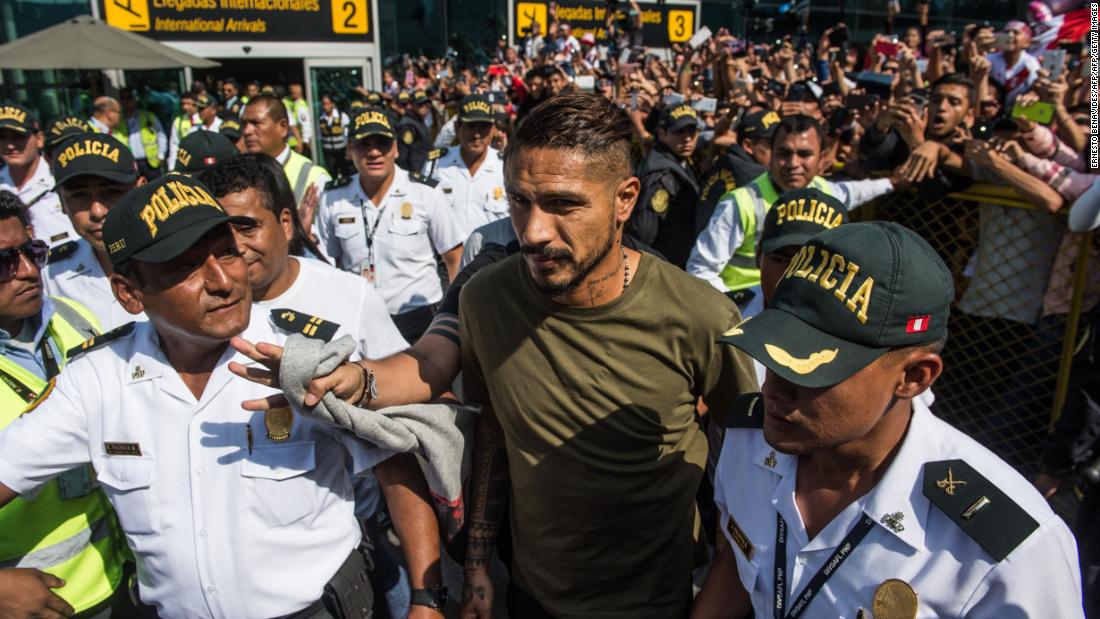 Con Gritos, Así Reciben A Paolo Guerrero En Su Regreso A Perú   CNN Video