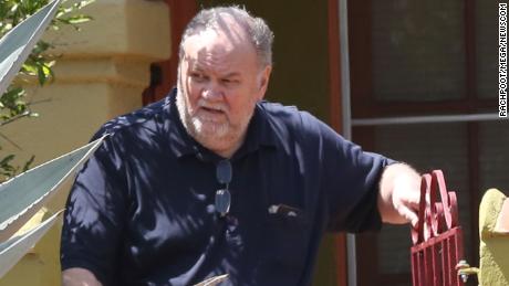 Thomas Markle drops off flowers at his ex-wife Doria Ragland&#39;s home days before the wedding. 
