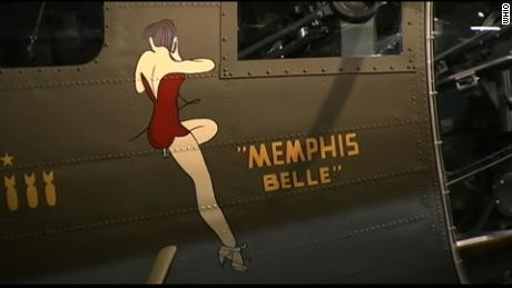 De B-17F bommenwerper is voorzien van iconische neus art -- een schaars geklede World War II-era quot;pinup girl.quot;