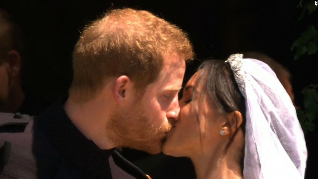 Royal kiss Harry and Meghan kiss for first time as husband and wife pic
