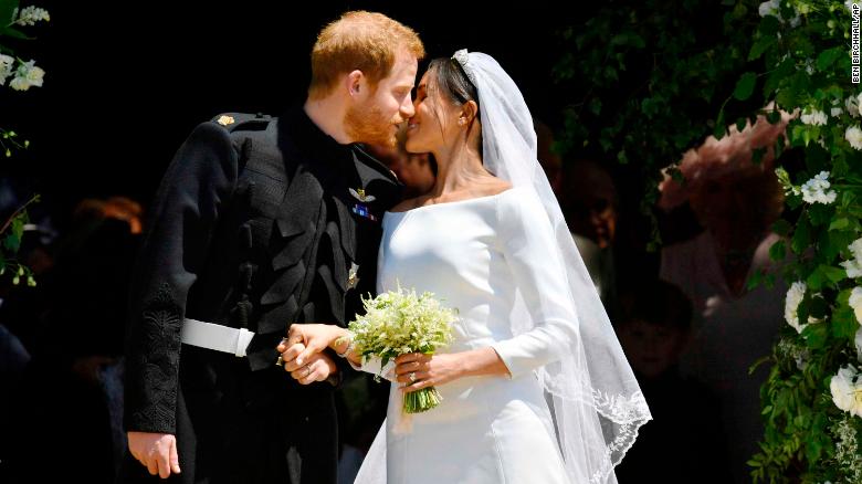 Harry and Meghan kiss on the steps of St. George&#39;s Chapel in Windsor Castle.