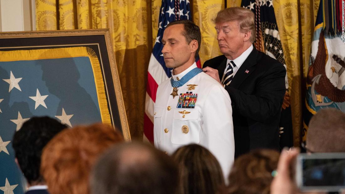Medal Of Honor Trump Awards Navy Seal Britt Slabinski For Heroism 9289