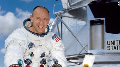 Alan Bean 4th Man To Walk On The Moon Dies Cnn Video